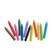 multicolore crayons de couleur et pastels mensonge dans le chaos isolé sur blanc Contexte photo