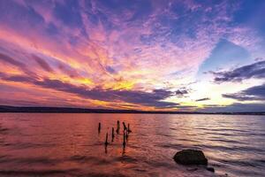 spectaculaire coloré le coucher du soleil à le rivage. horizontal vue photo