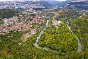 aérien vue de drone de le gros courbe de le rivière près ville, yantra et veliko Tarnovo, Bulgarie photo