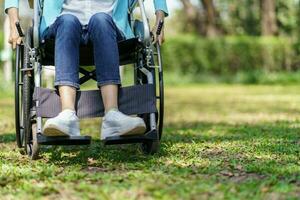 Jeune asiatique femme dans fauteuil roulant avec positif pensée. photo