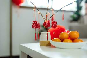 décoré plat en mettant traditionnel pendentif à le rouge chinois Nouveau année célébrations pour bien chance. chinois mot veux dire bénédiction photo