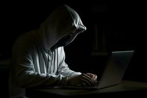 mystérieux pirate portant une sweat à capuche est dactylographie sur une ordinateur portable, génératif ai photo