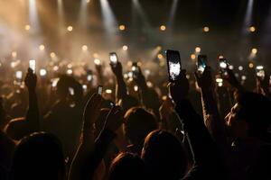 une foule de gens à une vivre événement, concert ou fête en portant mains et les smartphones en haut ,génératif ai photo