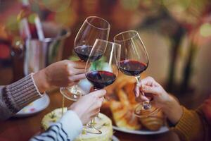 de bonne humeur copains profiter Accueil anniversaire vacances faire la fête. asiatique copains applaudissement en buvant rouge du vin célébrer Noël ou Nouveau année fête photo