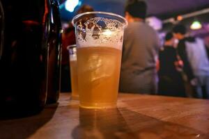 Brouillon bière. profiter soir les boissons à le pub fête dans une boîte de nuit . photo