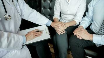 couple discuter problèmes avec psychiatre et relation conseiller. photo