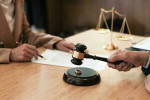 juge marteau décider sur mariage divorce signature papiers. avocat concept. photo