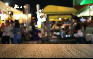 bois table Haut dans brouiller Contexte pièce intérieur avec vide copie espace. photo