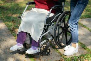 allaitement maison. Jeune soignant portion Sénior femme dans fauteuil roulant. photo