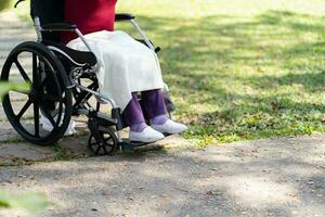 allaitement maison. Jeune soignant portion Sénior femme dans fauteuil roulant. photo