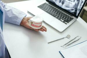 dentiste examiner une patient les dents médical traitement à le dentaire clinique. photo