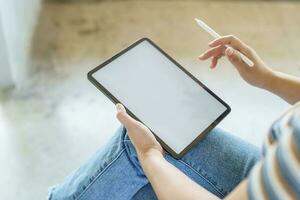 femme en portant Vide écran sur numérique tablette appareil. La technologie Contexte tablette avec Vide vide filtrer. photo