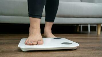 graisse régime et échelle pieds permanent sur électronique Balance pour poids contrôle. la mesure instrument dans kilogramme pour une régime contrôle. photo