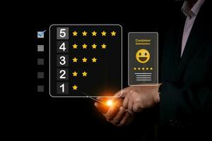l'utilisateur donne une note à l'expérience de service sur l'application en ligne, le concept d'enquête de satisfaction des commentaires des clients, le client peut évaluer la qualité du service menant au classement de la réputation de l'entreprise. photo