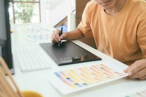 jeune photographe et graphiste au travail au bureau. photo