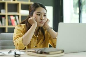 stressé surmenage affaires homme dans le bureau. photo