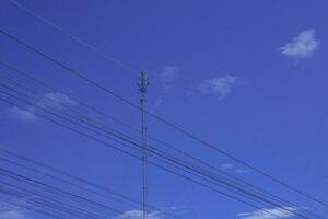 Téléphone signal grand pôle sur bleu clair ciel Contexte photo