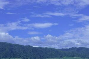 magnifique la nature haute montagnes vue des nuages bleu ciel Contexte à campagne de paysage colline photo