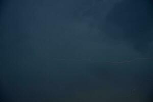 bleu foudre dans une foncé orageux ciel. orageux ciels dans été. une orage avec foudre. photo