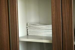 Bureau meubles. une marron boîte pour documents. le poignées sont à le vieux tiroir. photo