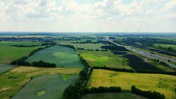 aérien vue de le a7 autoroute dans nord Allemagne avec gros solaire panneau zones proche à le Autoroute. photo