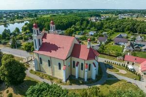 aérien vue sur néo gothique ou baroque temple ou catholique église dans campagne photo