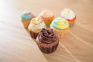 cupcake sur un plancher en bois photo