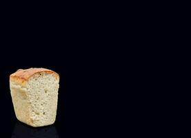 seigle pain sur une foncé Contexte dans le Couper avec une croustillant croûte et texture dans le trou. Frais Accueil cuit levain pain. photo dans haute qualité