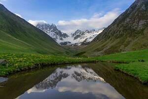 paysage de montagnes et Lac avec réflexion de ciel dans juta Géorgie photo