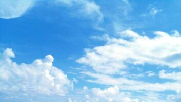 ciel magnifique bleu ciel des nuages pour Contexte. panorama de ciel photo