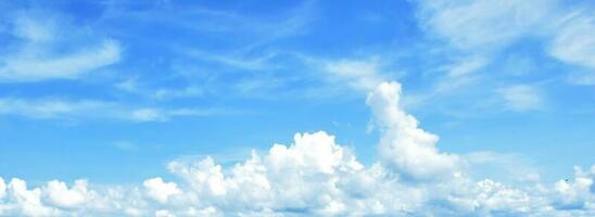 ciel magnifique bleu ciel des nuages pour Contexte. panorama de ciel photo