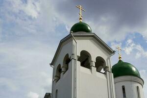 de orthodoxe église, bas vue de vert dômes photo