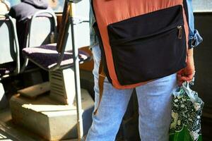 photo de femme avec sac à dos équitation tram.