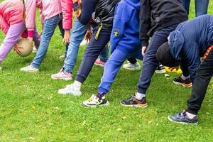 les enfants en jouant une des sports Jeu avec une balle. photo