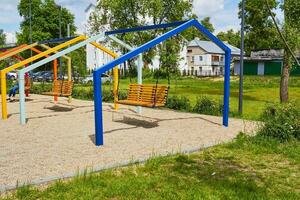 balançoire banc sur Chaînes, des loisirs zone dans parc photo