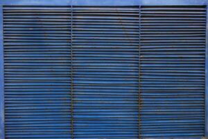 abstrait Contexte bleu métal grille stores rayures. photo