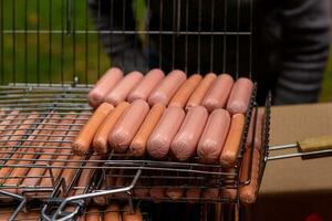 saucisses sur une métal gril Extérieur des loisirs camping photo