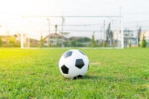 ballon de football sur le terrain de balle photo