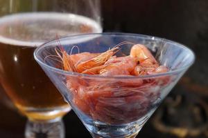 petites crevettes azov dans un verre en verre