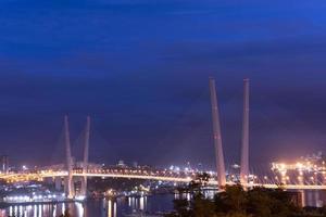 paysage urbain de nuit avec vue sur le pont d'or vladivostok photo