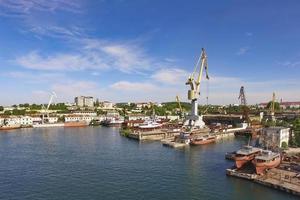 vue aérienne du paysage urbain surplombant le port avec des navires et des grues. photo