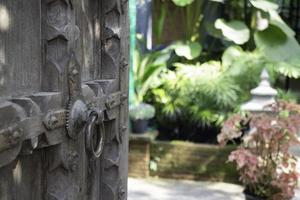 vieille porte en bois ouverte avec motif sculpté photo