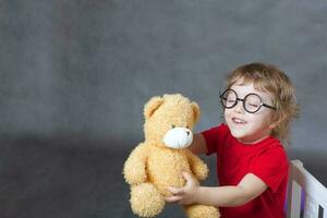 une enfant de 3 ans vieux pièces avec une nounours ours photo