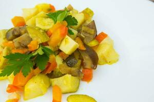 cuit des légumes avec curcuma sur le blanc assiette photo