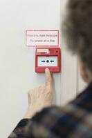 Sénior femme veut à presse un urgence bouton photo