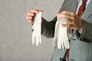 jardinage gants dans le mains de une homme photo