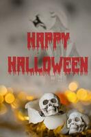 content Halloween. crâne sur un vieux utilisé épais bougie. effrayant Halloween Contexte. photo