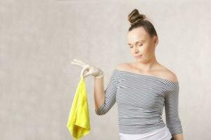 une Jeune attrayant femme entre 30 et 40 ans vieux garde une microfibre. photo