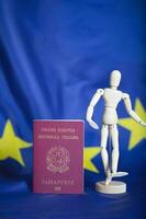 Moscou, Russie. 02 12 2018. italien passeport et mannequin figurine dans de face aller UE drapeau. photo