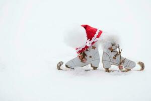 en bois fabriqué patins et Père Noël claus chapeau. fermer photo